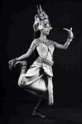  The Dancing Apsara of Ubonratana: Exploring Celestial Beauty Through Exquisite Lines and Symbolic Gestures!